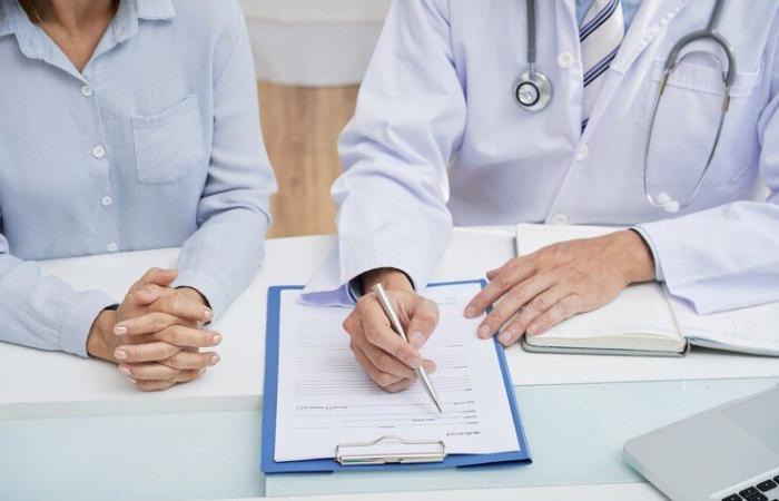 Qu’est-ce qu’un médecin de famille et comment peut-il résoudre la dépersonnalisation de la santé et les consultations excessives ?