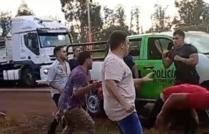 Les policiers de Corrientes se sont battus avec des jeunes à la sortie du bowling