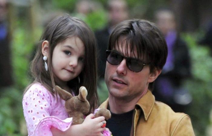 Suri, la fille de Tom Cruise et Katie Holmes, abandonne le nom de famille de son père après avoir obtenu son diplôme d’études secondaires