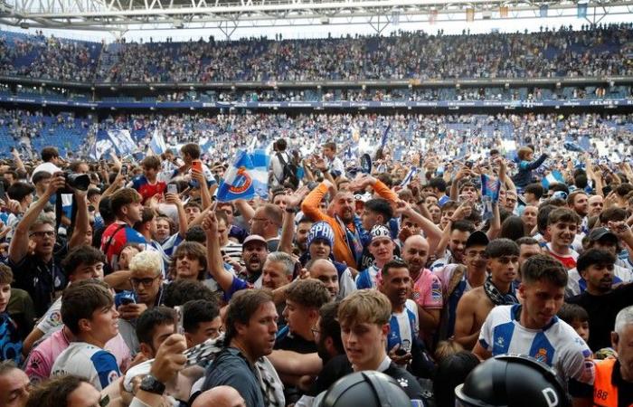 Invasion impressionnante de supporters lors de la promotion de l’Espanyol en Primera :: Olé