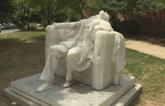 La statue d’Abraham Lincoln est devenue VIRALE lorsqu’une vague de chaleur lui a fait fondre la tête