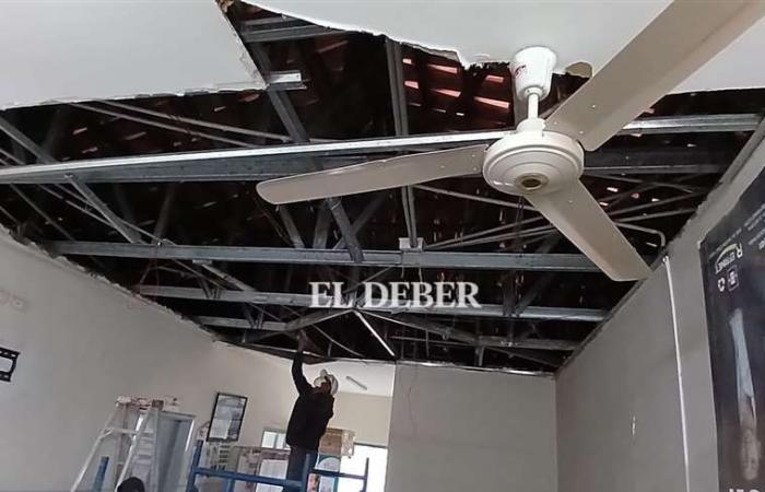 Ils réparent le faux plafond qui s’est effondré dans le centre de santé El Buen Samaritano