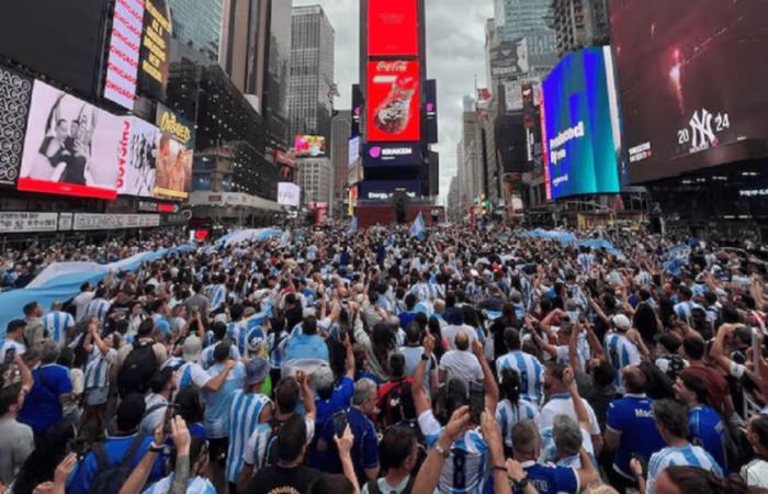 El Tres à New York: drapeau argentin massif, chiffon canaille pour le retour de Di María et joyeux anniversaire à Messi