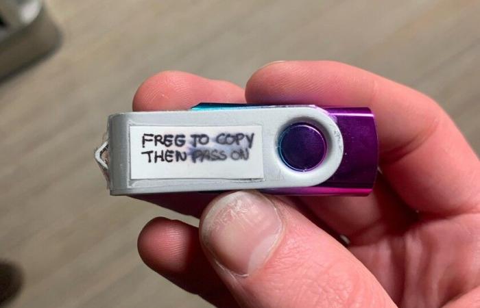 Il a trouvé dans le train une clé USB étiquetée « à partager gratuitement » et la surprise a été si décevante qu’il a jeté la clé USB.