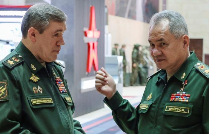 La Cour pénale internationale émet des mandats d’arrêt contre l’ancien ministre russe de la Défense et chef d’état-major général