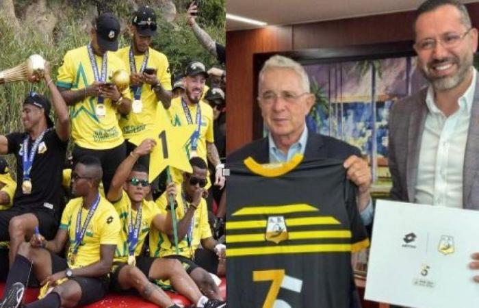 Álvaro Uribe a reçu le maillot du nouveau champion colombien des mains du maire de Bucaramanga