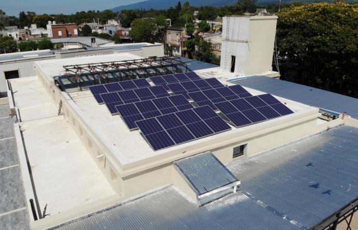 Ils visent à produire de l’énergie grâce à des panneaux solaires dans les CAPS et les écoles de Tucumán.