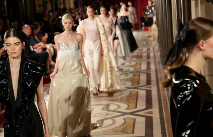 Sans directeur artistique, Chanel surprend avec sa collection haute couture