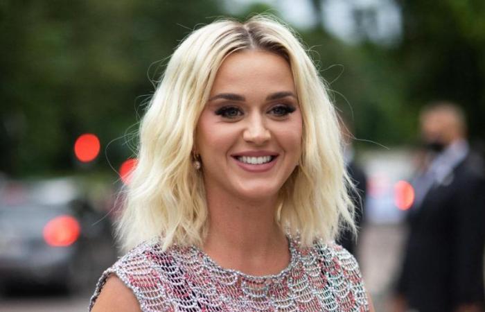 L’incroyable décolleté que portait Katy Perry au défilé Balenciaga à Paris