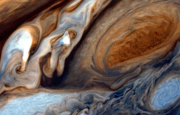 Découverte surprenante : une activité cachée au-dessus du Grand Tache de Jupiter