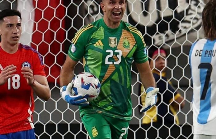 Les deux arrêts clés de Dibu Martínez et sa célébration provocante devant les supporters chiliens après la victoire de l’Argentine en Copa América