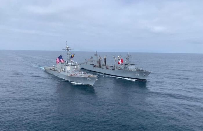 Le BAP Tacna de la Marine péruvienne a effectué des manœuvres de ravitaillement aux côtés du destroyer américain USS Porter.