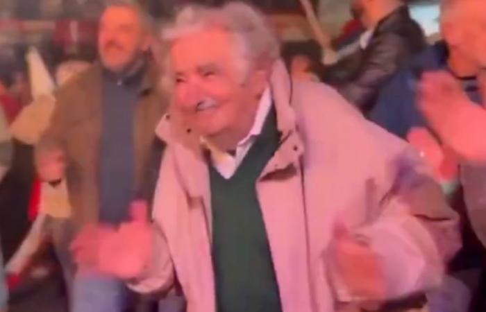 Pepe Mujica est réapparu dansant après son traitement contre le cancer