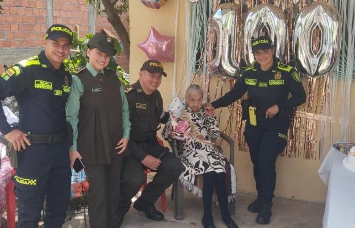 Doña Lina est arrivée au centenaire et la police de Tolima s’est jointe à la célébration