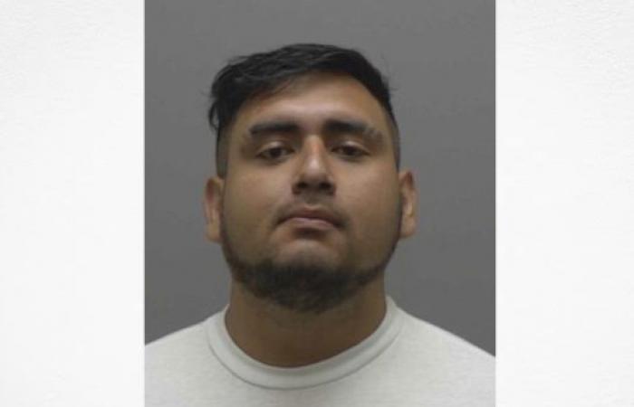 Un Latino arrêté pendant la nuit à l’intérieur de Family Dollar à Burlington
