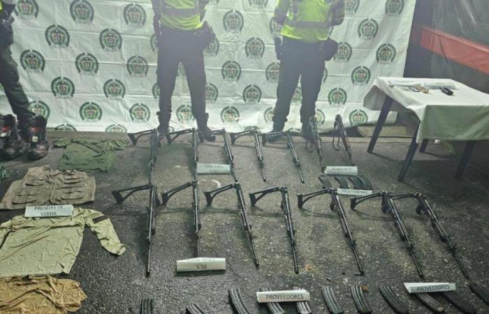 La police colombienne a saisi des fusils et des munitions sur la route Bogotá-Villavicencio, destinés aux groupes armés qui commettent des crimes à Meta
