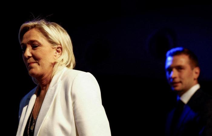 L’extrême droite de Marine Le Pen est en tête des sondages et Emmanuel Macron cherche à survivre