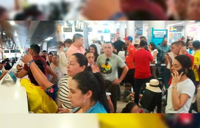 Les passagers ont protesté contre l’annulation d’un vol à l’aéroport de Santa Marta