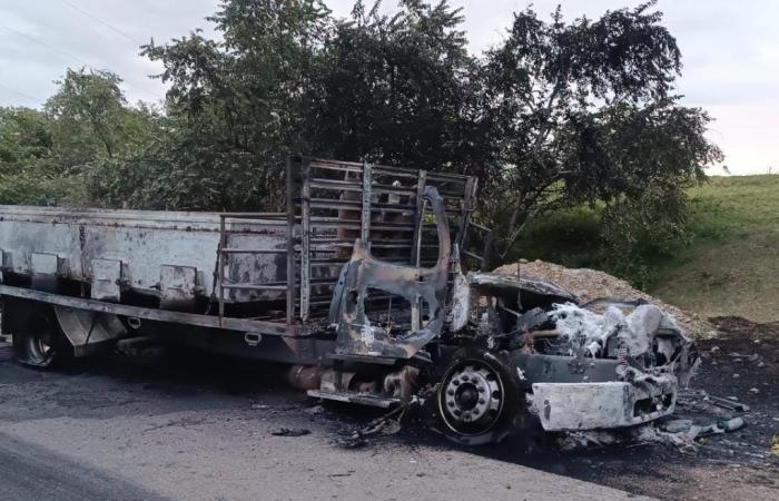 Ils ont incendié un véhicule-citerne sur la route Hobo-Yaguará à Huila