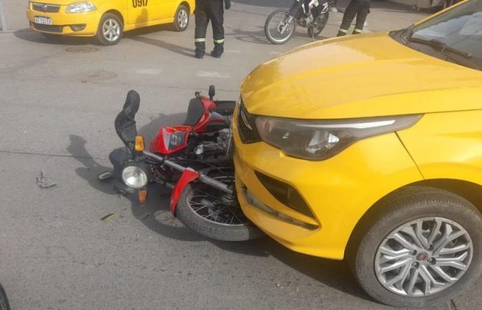 Collision entre un taxi jaune et une moto au coeur de Jujuy