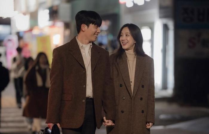 Wi Ha Joon et Jung Ryeo Won vont joyeusement main dans la main dans “The Midnight Romance In Hagwon”