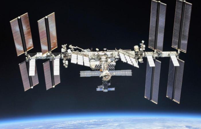 Un satellite russe se brise en plus de 100 morceaux dans l’espace, obligeant les astronautes à se mettre à l’abri