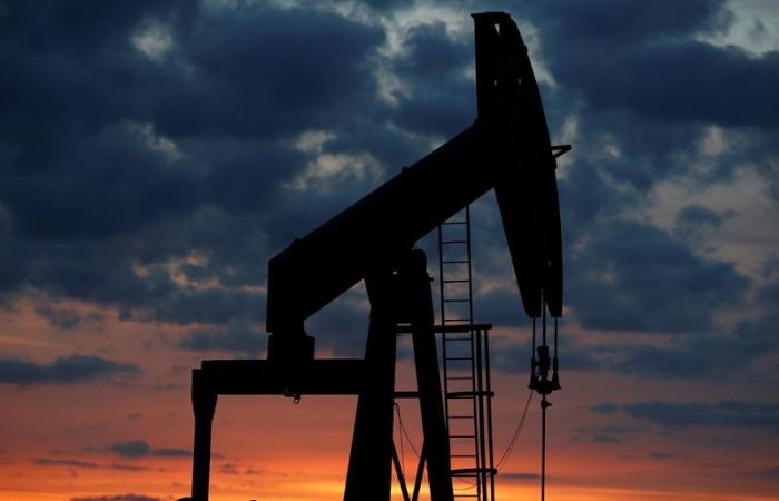 Le pétrole augmente grâce aux espoirs de baisse des taux et aux marges plus élevées ; prêt pour un troisième gain hebdomadaire