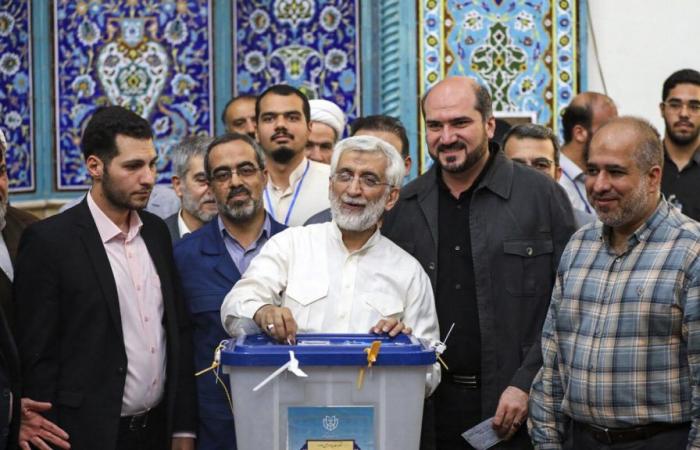Le réformateur Masoud Pezeshkian et le conservateur Saeed Jalili en tête des élections iraniennes