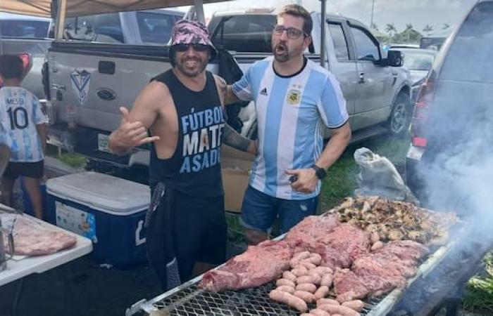Les Argentins font l’avant-première à l’extérieur du stade entre barbecue, cumbia et fernet