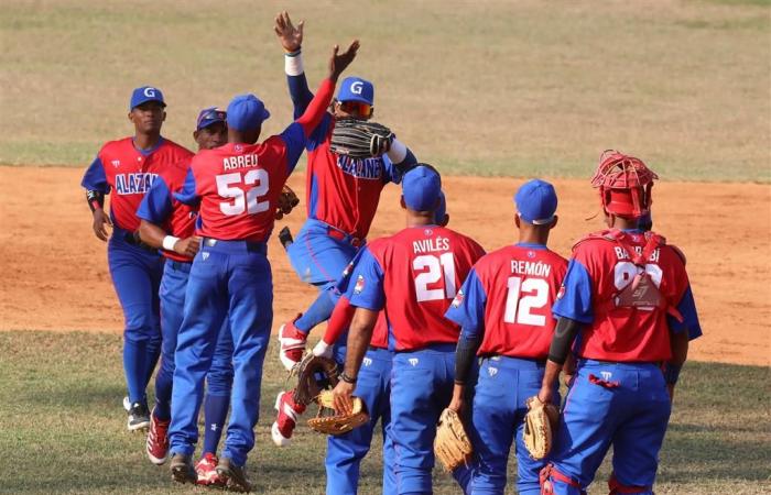 Alazanes pour son duel lors d’un match de baseball à Cuba