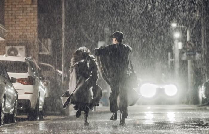 Wi Ha Joon et Jung Ryeo Won se font surprendre sous la pluie dans “The Midnight Romance In Hagwon”