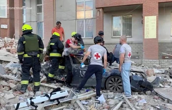Au moins un mort et neuf blessés après une attaque russe contre un immeuble résidentiel à Dnipro