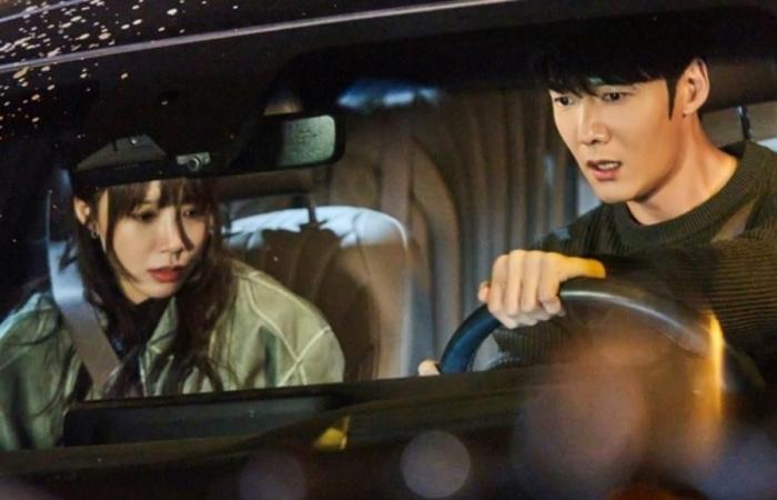 La voiture de Jeong Eun Ji d’Apink et Choi Jin Hyuk reste coincée dans un fossé dans “Miss Night And Day”