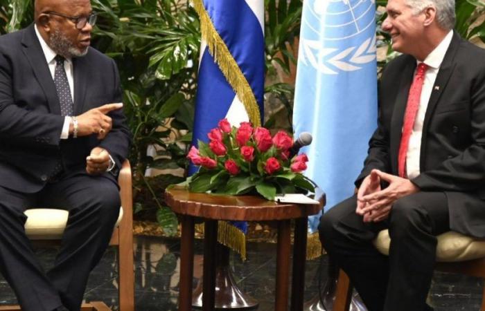 Un haut responsable de l’ONU et les dirigeants cubains rivalisent d’autoglorification mutuelle