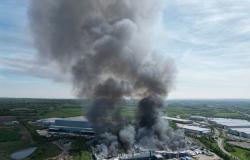 Incendie de Cannock en direct aujourd’hui : la fumée engloutit les maisons et les personnes évacuées alors que l’incendie ravage l’entrepôt de colis