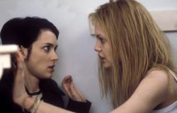 Elisabeth Moss et son souvenir de ‘Girl, Interrupted’ : un set partagé entre le côté de Winona Ryder et celui d’Angelina Jolie | personnes