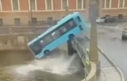 Un bus est tombé dans une rivière, a coulé et sept passagers sont morts