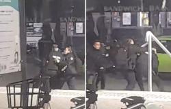 Vidéo : deux policiers se frappent à la porte du terminal de bus de Santa Fe