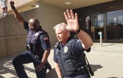 Chef de la police de Fargo : « Aucun regret » pour s’être agenouillé devant les manifestants au plus fort des manifestations de George Floyd