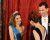 Il y a 15 ans : Letizia Ortiz avec le Caprile des trois versions et la reine Sofía en Valentino pour recevoir Nicolas Sarkozy et Carla Bruni (qui s’habillait en Dior)