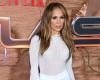 Jennifer Lopez impressionne avec un total look blanc composé d’un haut moulant et d’un pantalon fluide complètement transparent