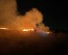 Les équipes de pompiers éteignent un incendie de végétation de 2,4 acres près de Surfer’s Knoll à Ventura lundi soir