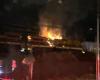 Un train de marchandises prend feu après une explosion à Stamford