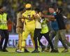 Un homme entre sur le terrain pour rencontrer Dhoni lors du match IPL au Gujarat, arrêté
