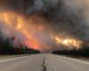 Les flammes traversent les autoroutes alors que les routes au sud des Territoires du Nord-Ouest ferment