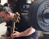 Un homme joue un solo de basse de Metallica tout en soulevant plus de cent kilos